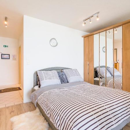 Luxueuze Vakantiestudio Met Zeezicht En Terras In Oostende Luaran gambar